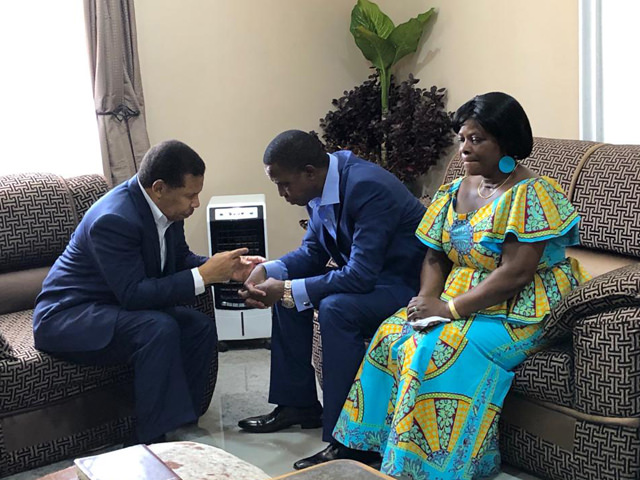 Dr Bill Winston praying with Zambian President-1